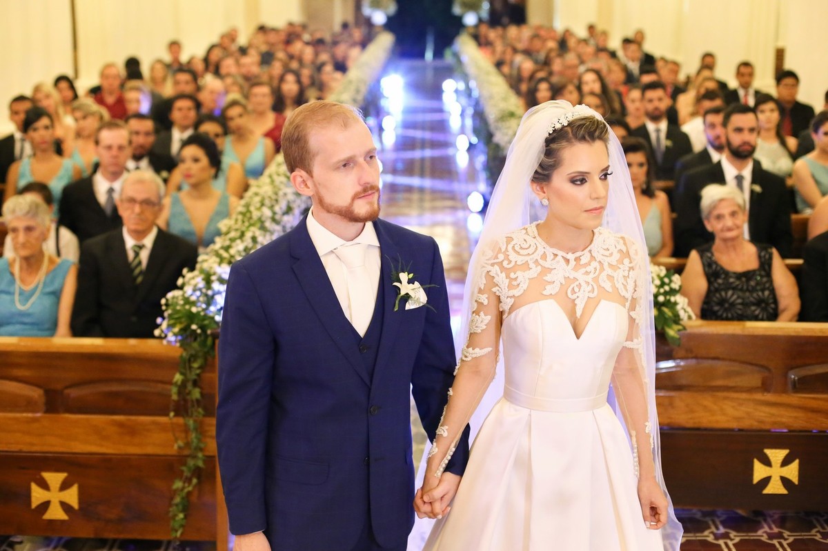 noivos ouvindo padre abencoar eles na igreja do bom despacho foto tirada nas lentes do fotografo thiago alt